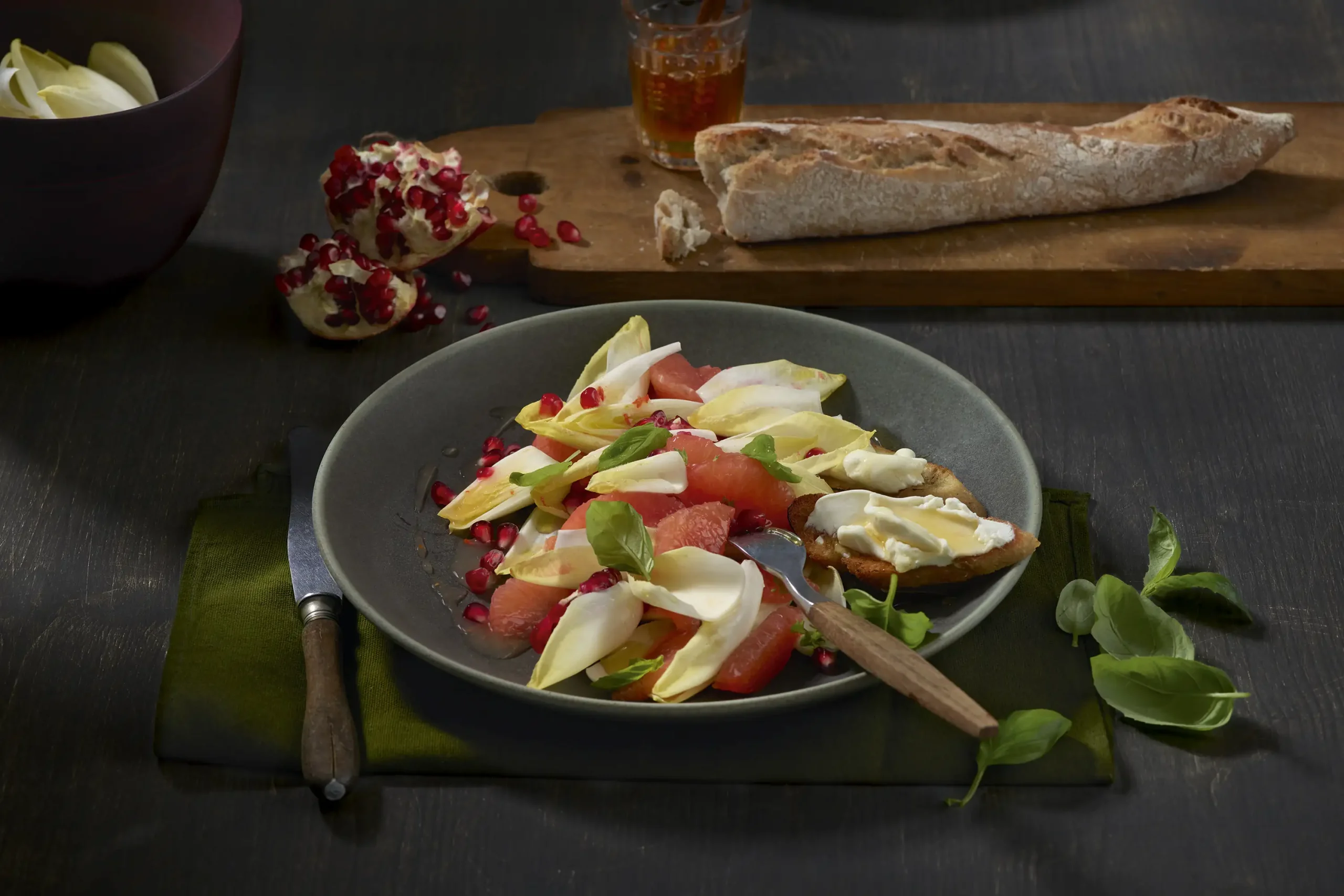 Receptkép: Rózsaszín grapefruit, cikória és kecskesajt crostini saláta