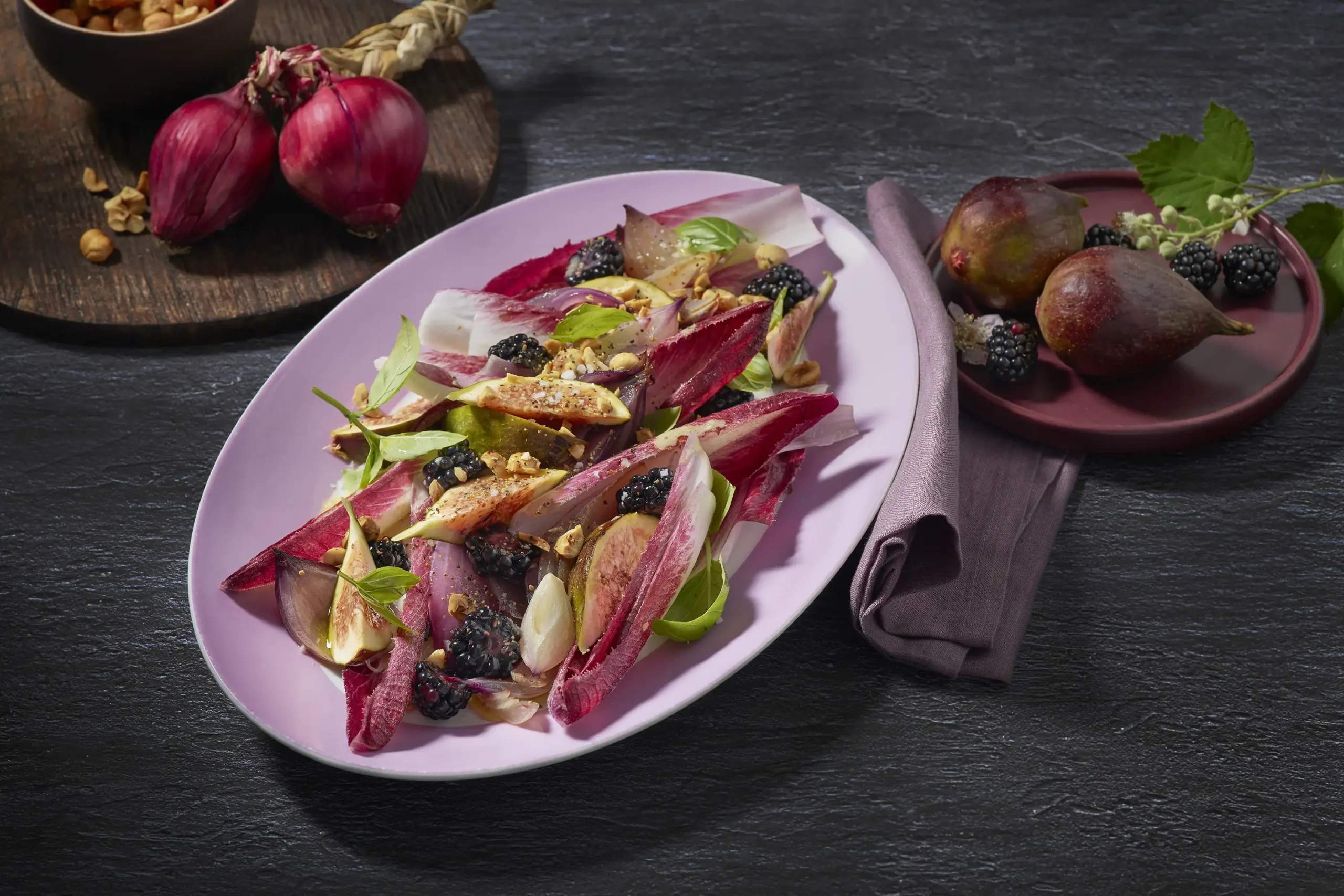 Receptkép: Lila cikóriasaláta fügével és szederrel